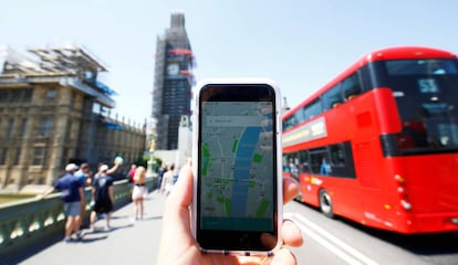 Celular com aplicativo do Uber em Londres.