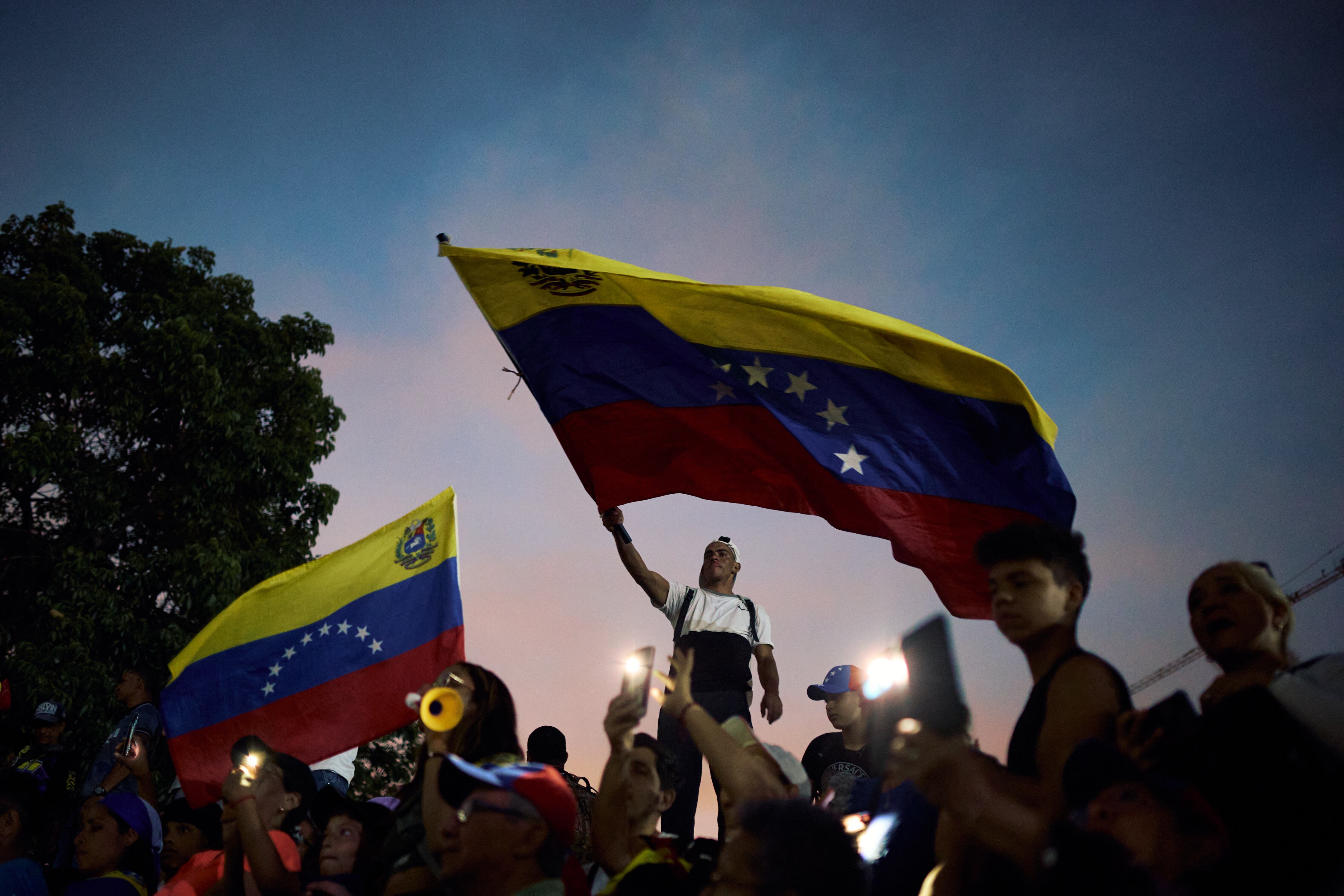 Simpatizantes de Edmundo González y Maria Corina Machado asisten al cierre de campaña electoral de los candidatos, en Caracas, Venezuela.