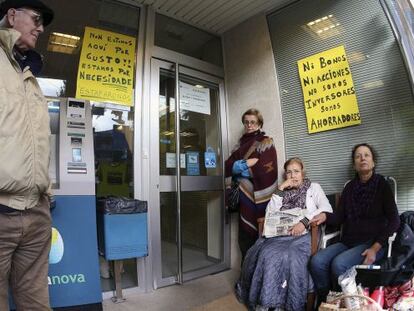 Portesta de afectados en un cajero de Novagalicia 