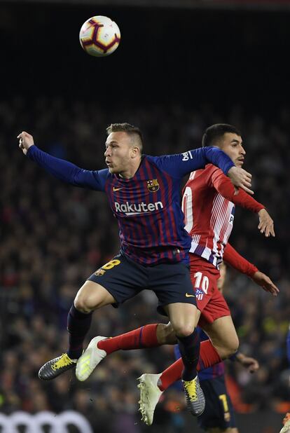 Arthur y Ángel Correa disputan un balón por alto.