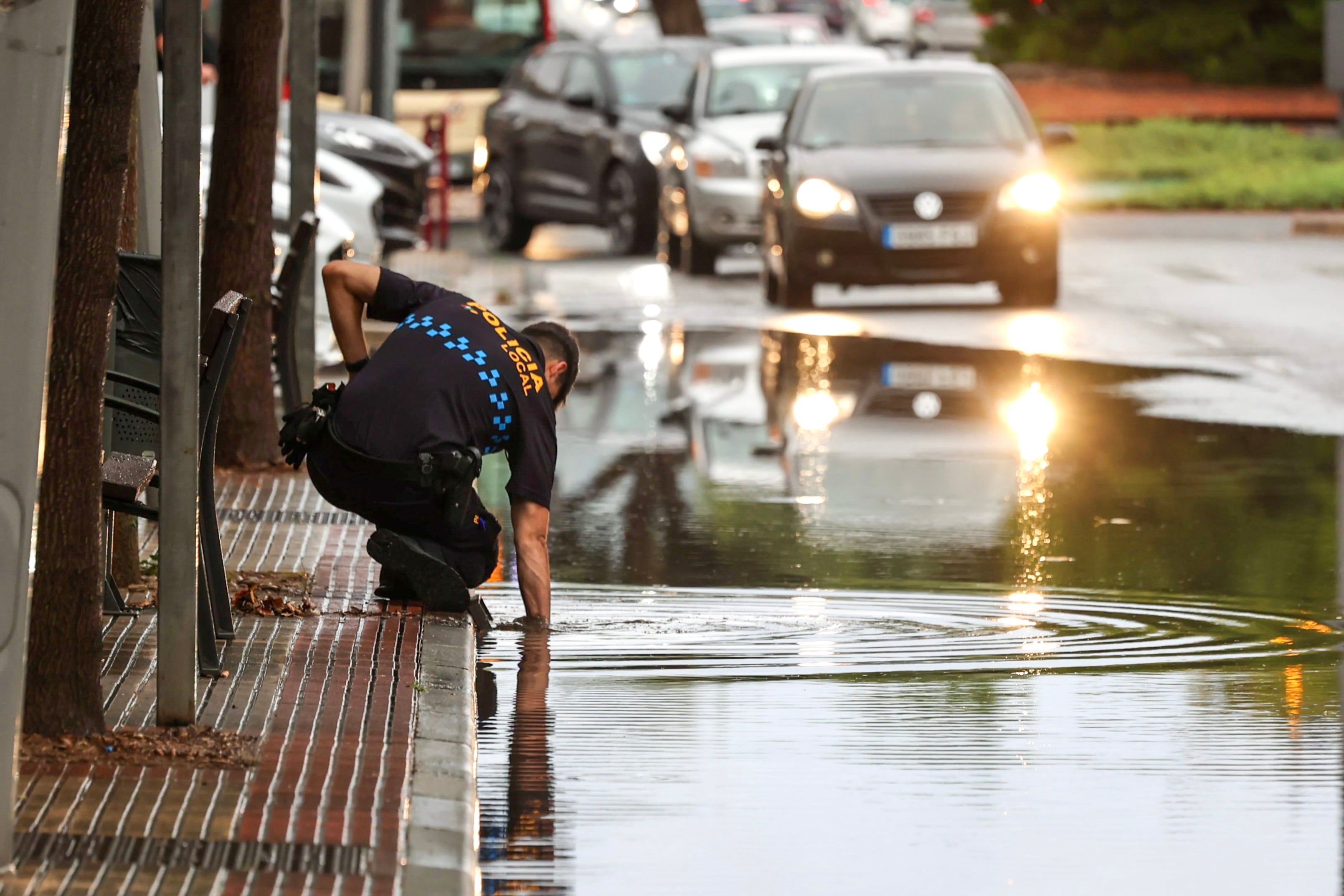 Una potente borrasca y una vaguada dejarán lluvias y tormentas en el norte y este peninsulares y Baleares