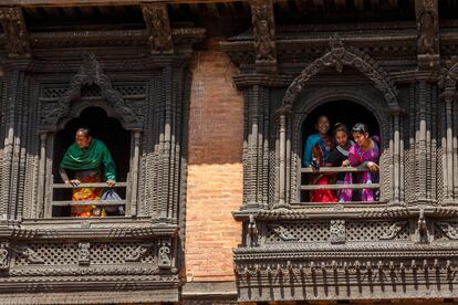 Curiosos en las ventanas del palacio Sat Tale Durbar, en Nuwakot.