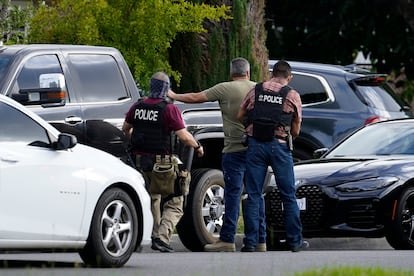 Agentes de EE. UU. arrestan a un inmigrante frente a su residencia en Duarte, California, en junio de 2022.