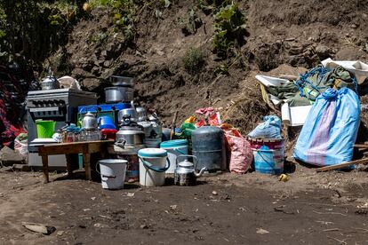 Utensilios de cocina que han logrado recuperar tras el seísmo en el campamento de de Amndar. Las mujeres cocinan para todo el pueblo. 