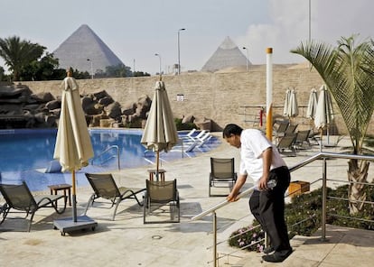 Un empleado del Hotel Le Meridien Pyramids, en El Cairo y cerca de la célebre pirámide de Guiza, limpia las instalaciones que antes la geopolítica limpió de turistas