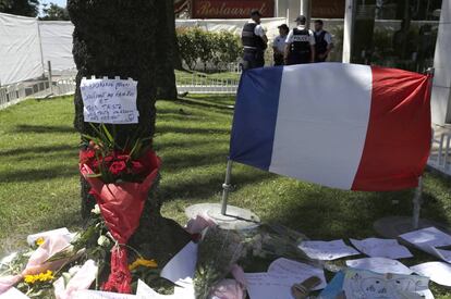Flores y mensajes de recuerdo en apoyo a las víctimas del atentado de Niza.