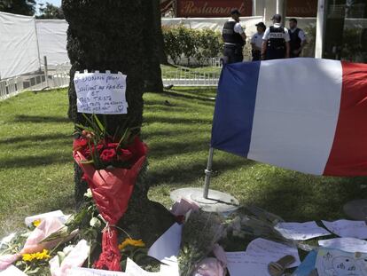 Flores y mensajes de recuerdo en apoyo a las v&iacute;ctimas del atentado de Niza.