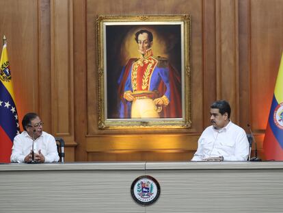 Gustavo Petro y Nicolás Maduro reunidos en el Palacio de Miraflores, en Caracas, el 1 de noviembre.