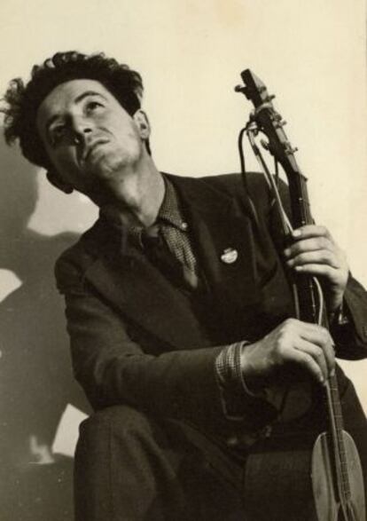 El cantautor Woody Guthrie.