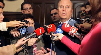 El consejero de Economía y Turismo junto a la presidenta de la Diputación de Alicante.
