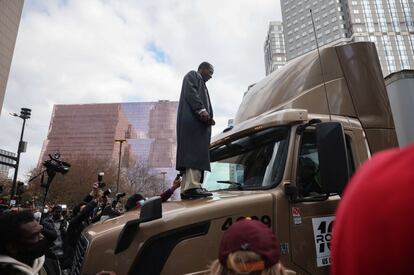 Tras el asesinato de George Floyd en Minneapolis, los departamentos de Policía del país han adoptado nuevas políticas destinadas a reducir el uso de la fuerza. En la imagen, un hombre negro manifiesta su alegría por el veredicto sobre un camión.