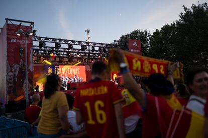 Ambiente en la explanada Puente del Rey de Madrid Río, antes de la llegada de las jugadoras de la selección.