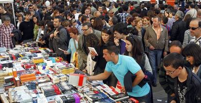 Ambiente en las Ramblas el d&iacute;a de Sant Jordi en la edici&oacute;n de 2011.