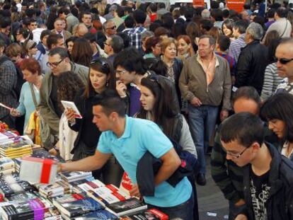 Ambiente en las Ramblas el día de Sant Jordi en la edición de 2011.