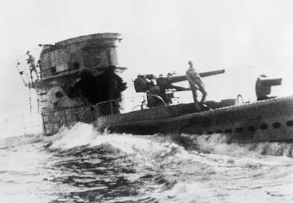 El submarino italiano 'Cobalto' alcanzado por el fuego de los escoltas del convoy, antes de hundirse.