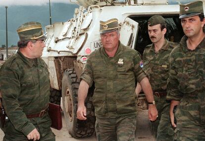 Mladic llega al aeropuerto de Sarajevo, el 10 de agosto de 1993, para negociar la retirada de sus tropas del monte Igman.