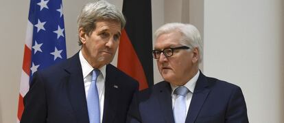 El secretario de Estado norteamericano, John Kerry, y el ministro de Exteriores alemán, Frank-Walter Steinmeier, hablan en Múnich.