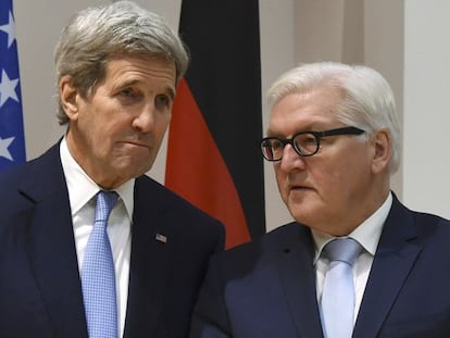 El secretario de Estado norteamericano, John Kerry, y el ministro de Exteriores alemán, Frank-Walter Steinmeier, hablan en Múnich.