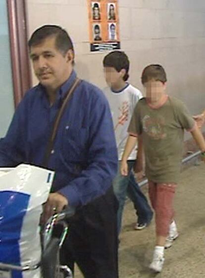 Los niños, acompañados de su padre, a su llegada a Madrid.