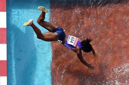 La corredora panamela Rolanda Bell cae al agua en los 3.000 metros obstaculos