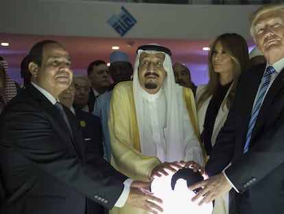 Donald Trump, Salm&aacute;n bin Abdulaziz y Abdelfat&aacute; al Sisi en Riad el a&ntilde;o pasado.