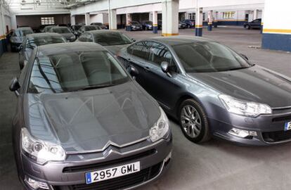 Coches oficiales en un depósito municipal.