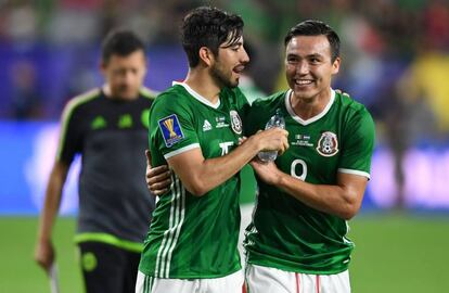 Pizarro y Torres celebran el triunfo contra Honduras