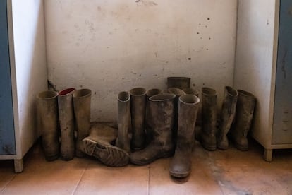 Botas de borracha dos mineiros, em um canto do vestiário de uma mina em Bulqizë.