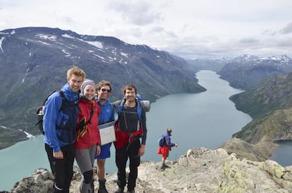 Varios senderistas en el parque de Jotunheimen, en Noruega.