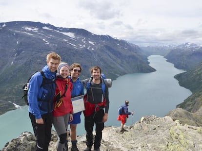 Varios senderistas en el parque de Jotunheimen, en Noruega. 