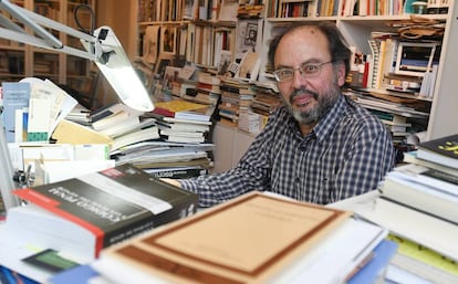 Avelino Fierro , fiscal de menores de León, entre libros en su casa este jueves.