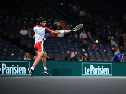 Alcaraz devuelve la pelota contra Herbert, este martes en París.