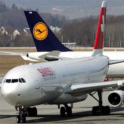 Avión de la Swiss International Airlines y otro de Lufthansa en el aeropuerto de Zurich.
