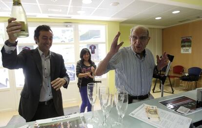 El presidente del Eibar, Alex Aranzábal, brinda con Luis Maria Cendoya, socio desde 1945 y accionista del club