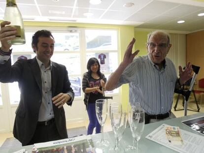El presidente del Eibar, Alex Aranzábal, brinda con Luis Maria Cendoya, socio desde 1945 y accionista del club