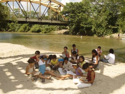 Ni&ntilde;os y adolescentes de Aracataca leen a Garc&iacute;a M&aacute;rquez junto al r&iacute;o, contiguo a la m&iacute;tica f&aacute;brica del hielo