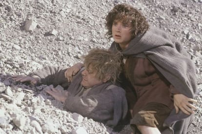 Elijah Wood (derecha) y Sean Astin, que dan vida a los hobbits Frodo y Sam, en una imagen de Las dos torres.