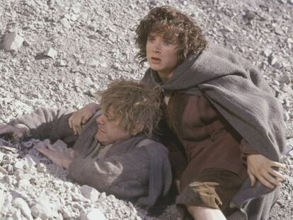 Elijah Wood (derecha) y Sean Astin, que dan vida a los hobbits Frodo y Sam, en una imagen de Las dos torres.