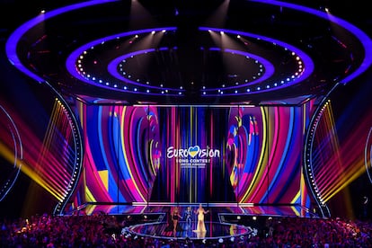 Alesha Dixon, Julia Sanina y Hannah Waddingham, las tres presentadoras de las semifinales de Eurovisión, en la gala de este jueves.