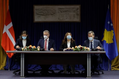Desde la izquierda, los ministros de Economía de Kosovo, Artane Rizvanolli; de Cooperación al Desarrollo de Dinamarca, Flemming Moller Mortensen; de Justicia de Kosovo, Albulena Haxhiu; y de Justicia de Dinamarca, Nick Haekkerup, durante la firma del preacuerdo, el pasado lunes en Prístina.