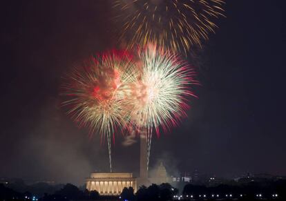 Fuegos artificiales sobre el Lincoln Memorial de Washington (EE UU).