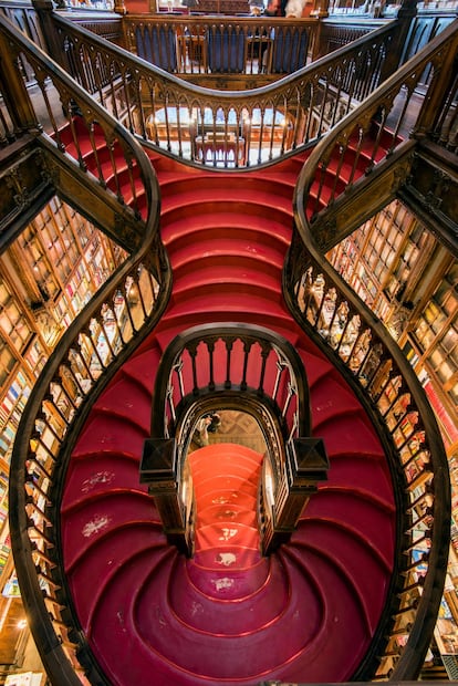 La librería Lello es lugar de peregrinación para los entusiastas de Harry Potter, a juzgar por las perpetuas colas kilométricas que se forman a diario en su entrada. Esta tienda de <a href="https://elviajero.elpais.com/elviajero/2018/06/21/actualidad/1529577066_742684.html" target="_blank">Oporto</a> (Portugal) concentra toda la atmósfera que describen los archiconocidos libros de J.K. Rowling, ya que la escritora acudía a menudo a ella en sus tiempos de profesora en la ciudad. Aunque en realidad en su interior nunca se filmó una escena para ninguna de las siete películas sobre el joven mago, la retorcida escalinata de estilo neogótico que conecta ambos pisos simboliza como ningún otro lugar del mundo real la fantasía desbordante de Hogwarts, la escuela de magia más famosa para varias generaciones.