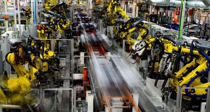 Robots en la l&iacute;nea de montaje del Seat Le&oacute;n en la planta de Martorell (Barcelona)