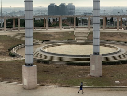 El césped del anillo olímpico de Barcelona, con el estadio y el Palau Sant Jordi de fondo, completamente seco, el 5 de enero.