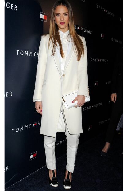 Jessica Alba, con total look white, en la apertura de la nueva tienda de Tommy Hilfiger en Los Angeles.