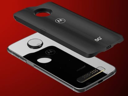 El Moto Z3 y el módulo que permite que el terminal sea compatible con el 5G.