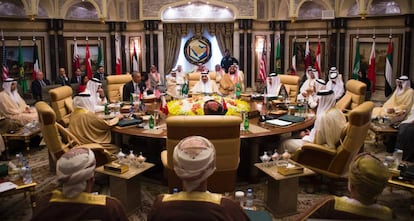 Obama conversa con el rey Salmán y el príncipe Mohamed bin Salmán, en abril.