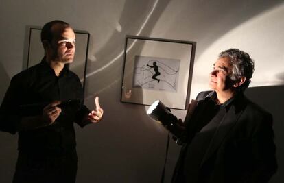 Atxaga (a la derecha) y Oskar Alegría, ayer en la exposición de Man Ray en San Sebastián.