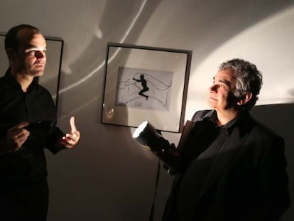 Atxaga (a la derecha) y Oskar Alegría, ayer en la exposición de Man Ray en San Sebastián.