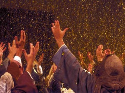Apóstoles y judíos con las manos al cielo en la representación del Misteri d'Elx.